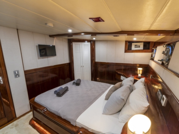 Nautilus Gulet, 5 kabinli yapısı ve üst düzey donanımıyla aileler ve özel gruplar için ideal bir mavi tur seçeneğidir.