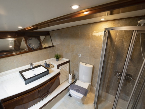 Nautilus Gulet, 5 kabinli yapısı ve üst düzey donanımıyla aileler ve özel gruplar için ideal bir mavi tur seçeneğidir.