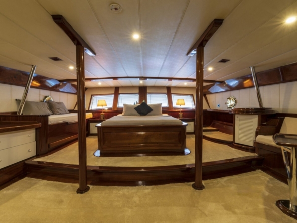 Nautilus Gulet, 5 kabinli yapısı ve üst düzey donanımıyla aileler ve özel gruplar için ideal bir mavi tur seçeneğidir.