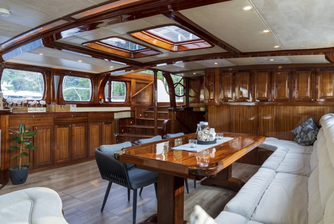 Nautilus Gulet, 5 kabinli yapısı ve üst düzey donanımıyla aileler ve özel gruplar için ideal bir mavi tur seçeneğidir.