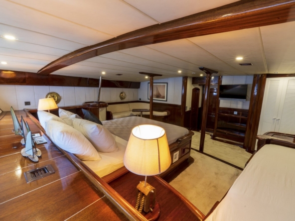 Nautilus Gulet, 5 kabinli yapısı ve üst düzey donanımıyla aileler ve özel gruplar için ideal bir mavi tur seçeneğidir.