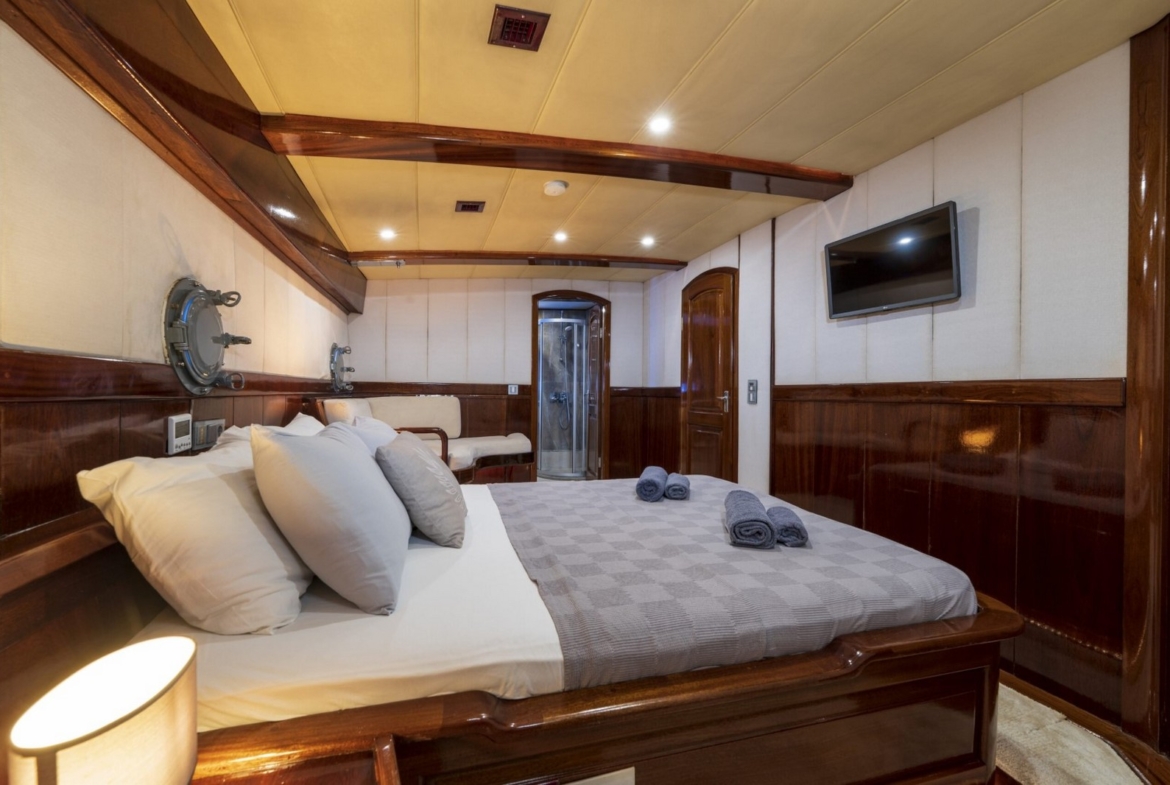 Nautilus Gulet, 5 kabinli yapısı ve üst düzey donanımıyla aileler ve özel gruplar için ideal bir mavi tur seçeneğidir.