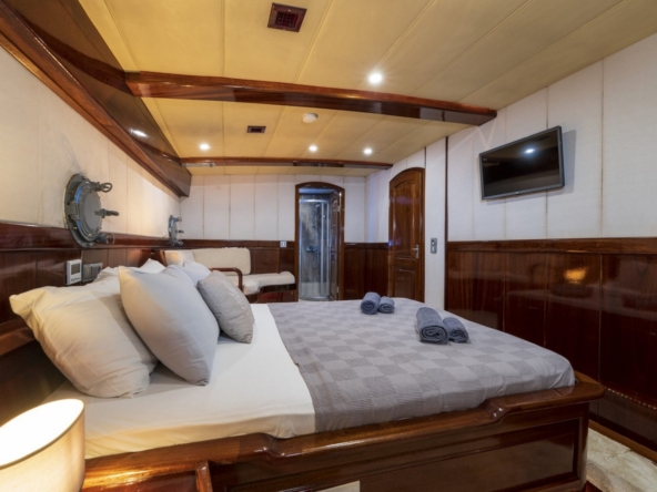 Nautilus Gulet, 5 kabinli yapısı ve üst düzey donanımıyla aileler ve özel gruplar için ideal bir mavi tur seçeneğidir.