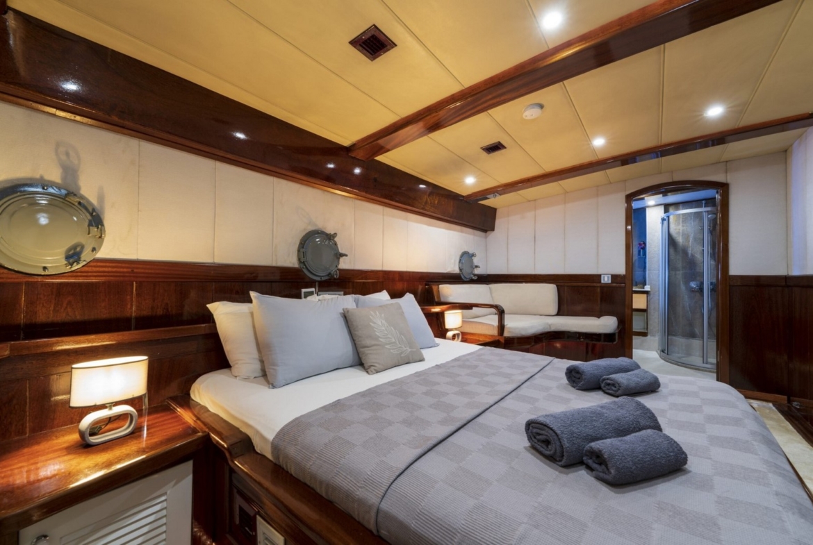 Nautilus Gulet, 5 kabinli yapısı ve üst düzey donanımıyla aileler ve özel gruplar için ideal bir mavi tur seçeneğidir.