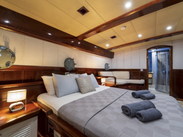 Nautilus Gulet, 5 kabinli yapısı ve üst düzey donanımıyla aileler ve özel gruplar için ideal bir mavi tur seçeneğidir.