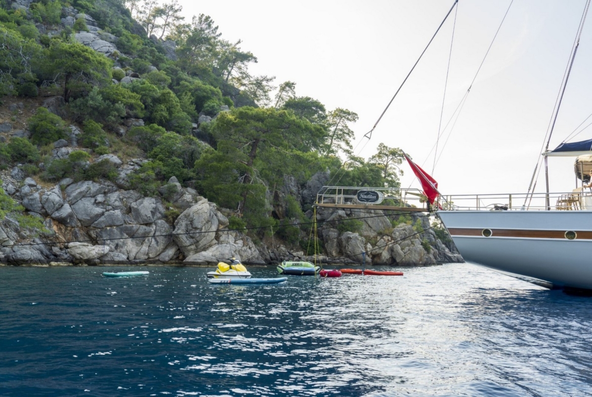Nautilus Gulet, 5 kabinli yapısı ve üst düzey donanımıyla aileler ve özel gruplar için ideal bir mavi tur seçeneğidir.