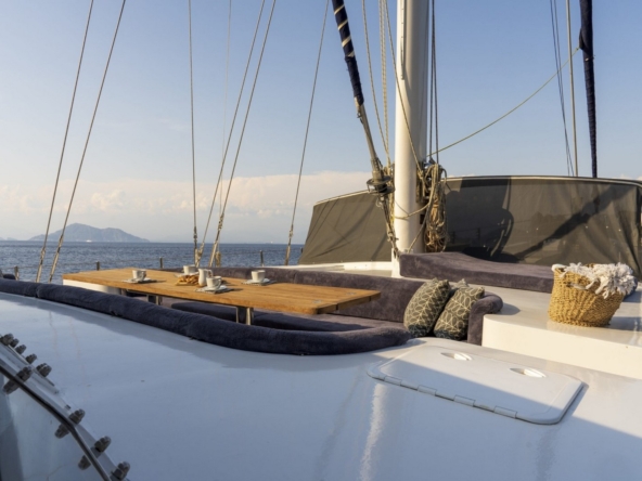 Nautilus Gulet, 5 kabinli yapısı ve üst düzey donanımıyla aileler ve özel gruplar için ideal bir mavi tur seçeneğidir.