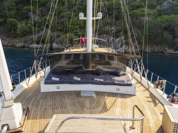 Nautilus Gulet, 5 kabinli yapısı ve üst düzey donanımıyla aileler ve özel gruplar için ideal bir mavi tur seçeneğidir.