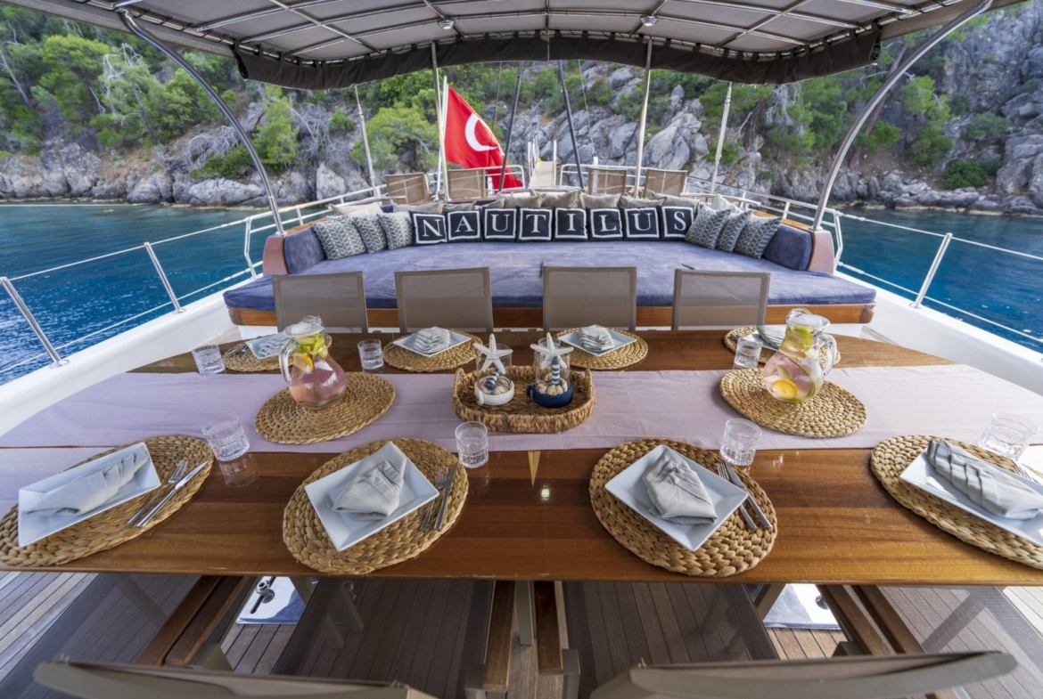 Nautilus Gulet, 5 kabinli yapısı ve üst düzey donanımıyla aileler ve özel gruplar için ideal bir mavi tur seçeneğidir.