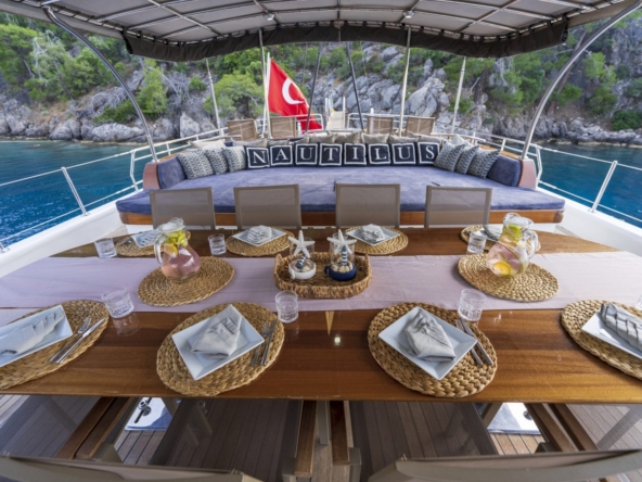 Nautilus Gulet, 5 kabinli yapısı ve üst düzey donanımıyla aileler ve özel gruplar için ideal bir mavi tur seçeneğidir.
