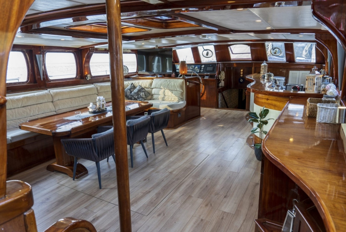 Nautilus Gulet, 5 kabinli yapısı ve üst düzey donanımıyla aileler ve özel gruplar için ideal bir mavi tur seçeneğidir.