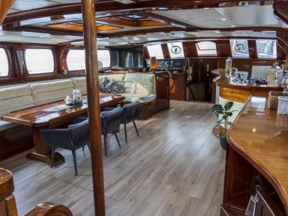 Nautilus Gulet, 5 kabinli yapısı ve üst düzey donanımıyla aileler ve özel gruplar için ideal bir mavi tur seçeneğidir.