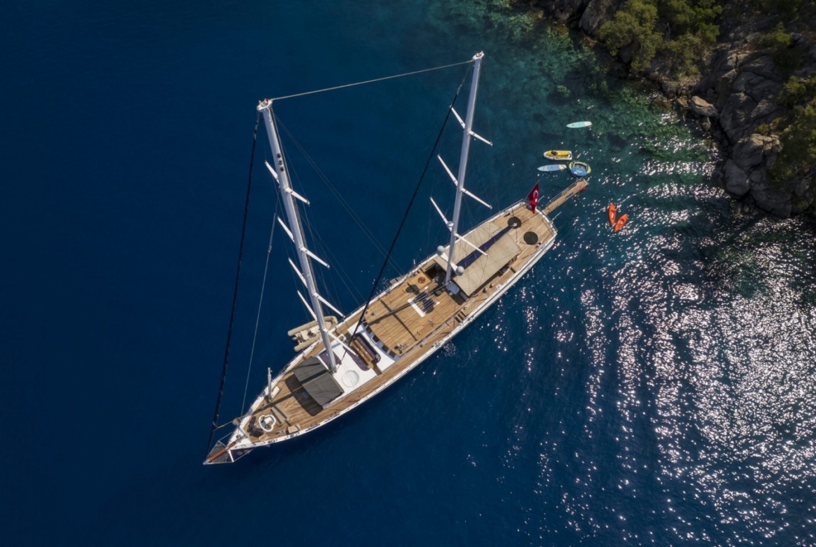 Nautilus Gulet, 5 kabinli yapısı ve üst düzey donanımıyla aileler ve özel gruplar için ideal bir mavi tur seçeneğidir.