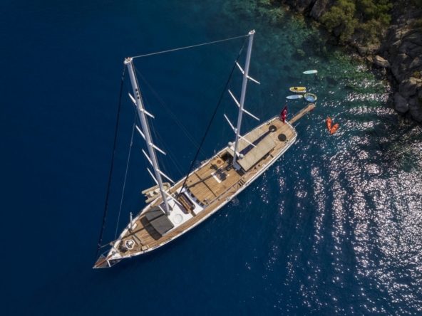 Nautilus Gulet, 5 kabinli yapısı ve üst düzey donanımıyla aileler ve özel gruplar için ideal bir mavi tur seçeneğidir.