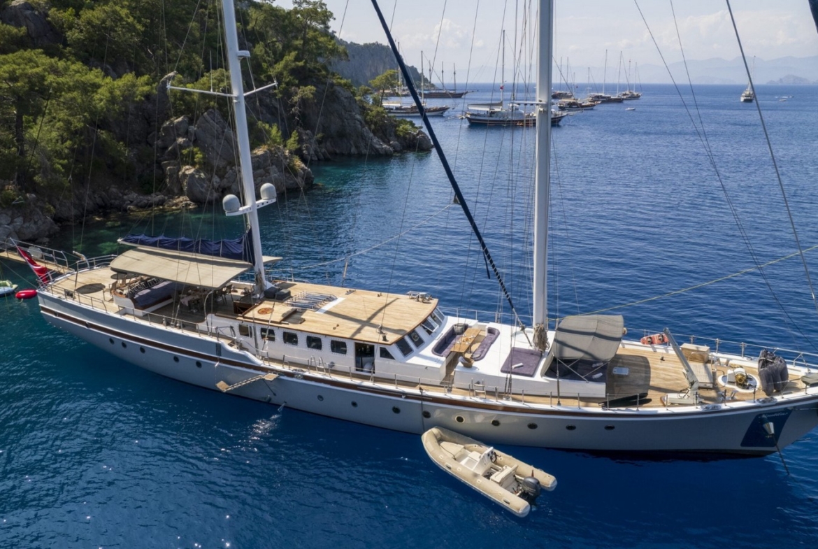 Nautilus Gulet, 5 kabinli yapısı ve üst düzey donanımıyla aileler ve özel gruplar için ideal bir mavi tur seçeneğidir.