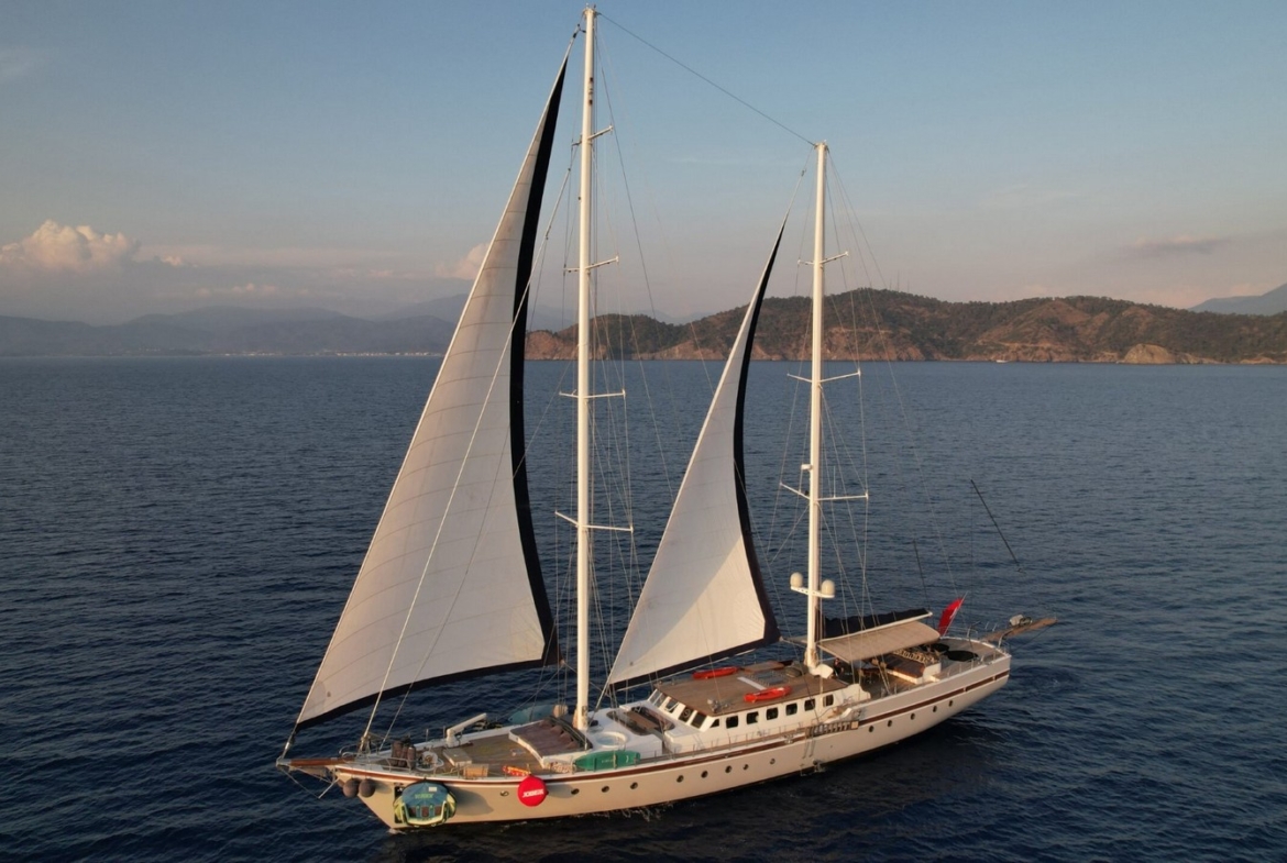 Nautilus Gulet, 5 kabinli yapısı ve üst düzey donanımıyla aileler ve özel gruplar için ideal bir mavi tur seçeneğidir.