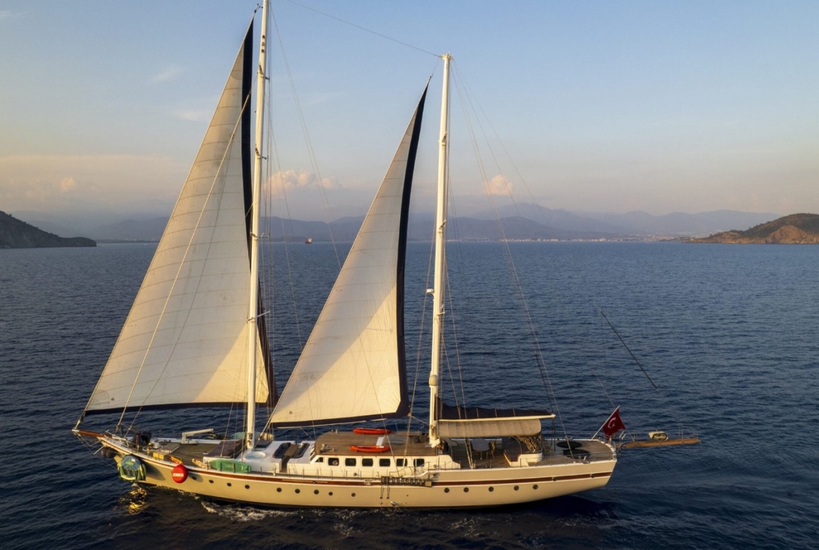 Nautilus Gulet, 5 kabinli yapısı ve üst düzey donanımıyla aileler ve özel gruplar için ideal bir mavi tur seçeneğidir.