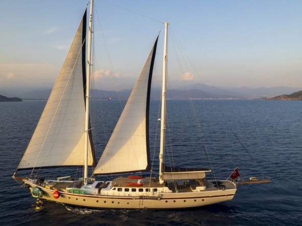 Nautilus Gulet, 5 kabinli yapısı ve üst düzey donanımıyla aileler ve özel gruplar için ideal bir mavi tur seçeneğidir.