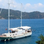 18 metre Perfect Life Gulet ile Göcek, Fethiye ve Marmaris koylarında unutulmaz mavi tur. 6 kişilik konforlu kabinler ve profesyonel mürettebat.