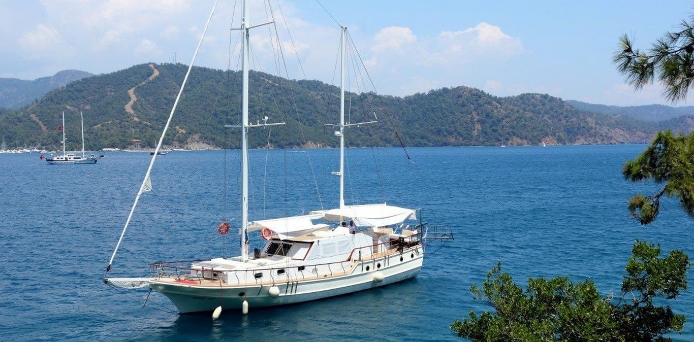 18 metre Perfect Life Gulet ile Göcek, Fethiye ve Marmaris koylarında unutulmaz mavi tur. 6 kişilik konforlu kabinler ve profesyonel mürettebat.