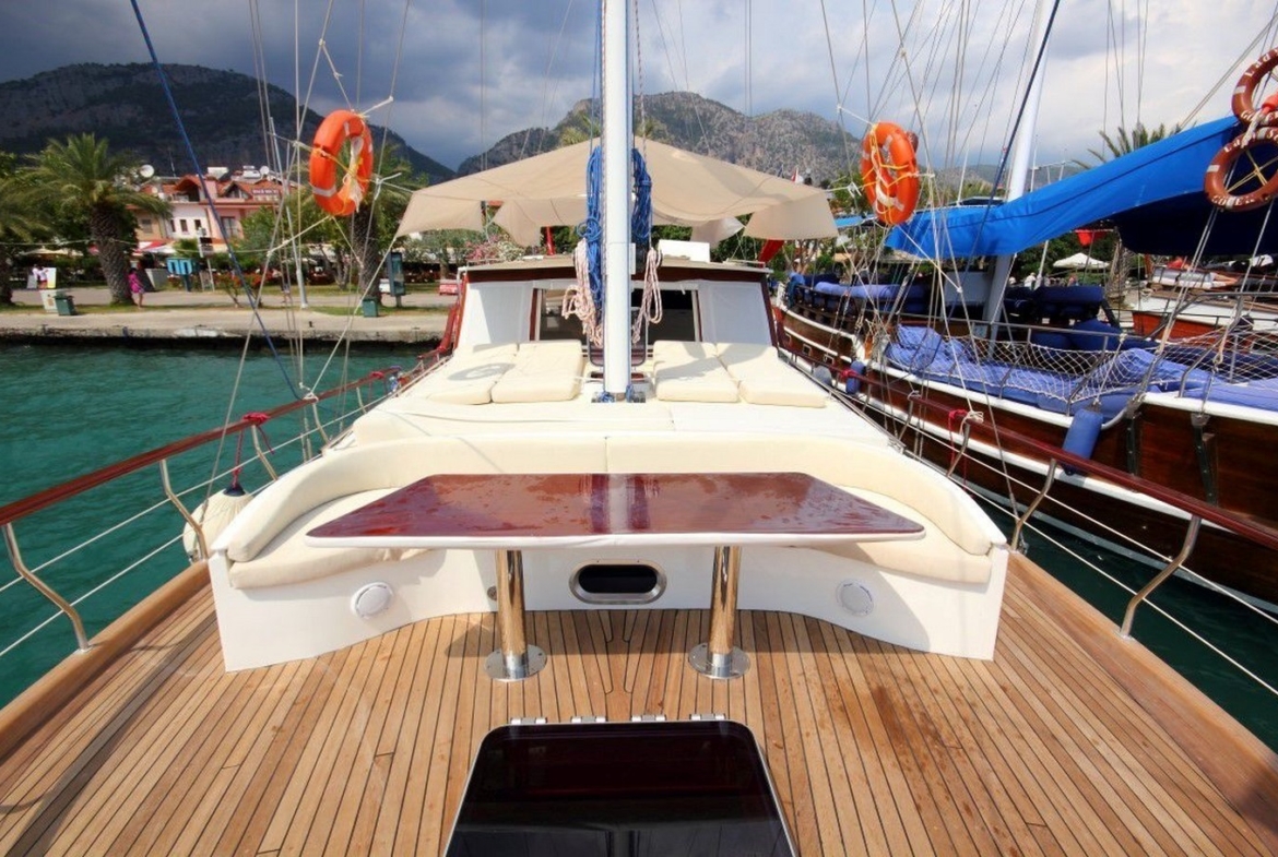 18 metre Perfect Life Gulet ile Göcek, Fethiye ve Marmaris koylarında unutulmaz mavi tur. 6 kişilik konforlu kabinler ve profesyonel mürettebat.