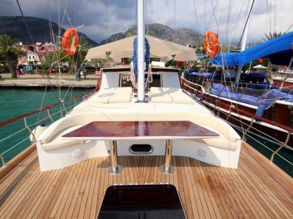 18 metre Perfect Life Gulet ile Göcek, Fethiye ve Marmaris koylarında unutulmaz mavi tur. 6 kişilik konforlu kabinler ve profesyonel mürettebat.