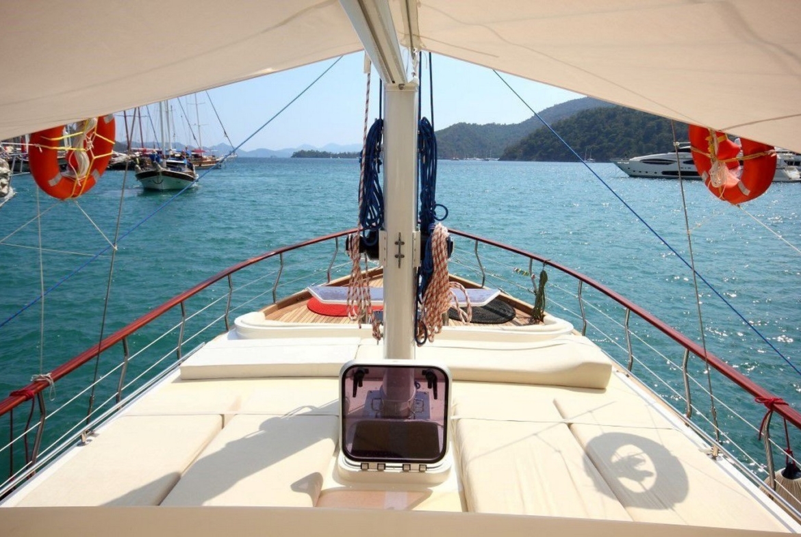 18 metre Perfect Life Gulet ile Göcek, Fethiye ve Marmaris koylarında unutulmaz mavi tur. 6 kişilik konforlu kabinler ve profesyonel mürettebat.