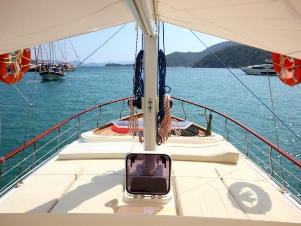 18 metre Perfect Life Gulet ile Göcek, Fethiye ve Marmaris koylarında unutulmaz mavi tur. 6 kişilik konforlu kabinler ve profesyonel mürettebat.