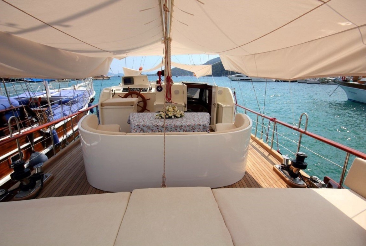 18 metre Perfect Life Gulet ile Göcek, Fethiye ve Marmaris koylarında unutulmaz mavi tur. 6 kişilik konforlu kabinler ve profesyonel mürettebat.