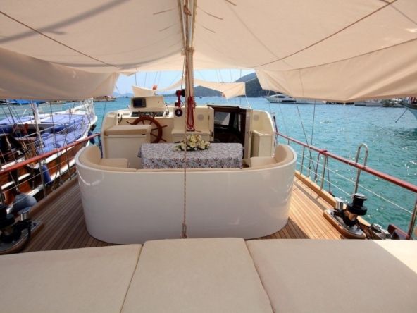 18 metre Perfect Life Gulet ile Göcek, Fethiye ve Marmaris koylarında unutulmaz mavi tur. 6 kişilik konforlu kabinler ve profesyonel mürettebat.