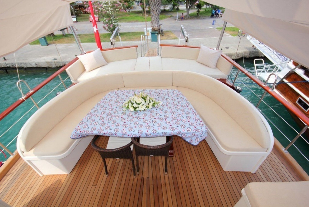 18 metre Perfect Life Gulet ile Göcek, Fethiye ve Marmaris koylarında unutulmaz mavi tur. 6 kişilik konforlu kabinler ve profesyonel mürettebat.