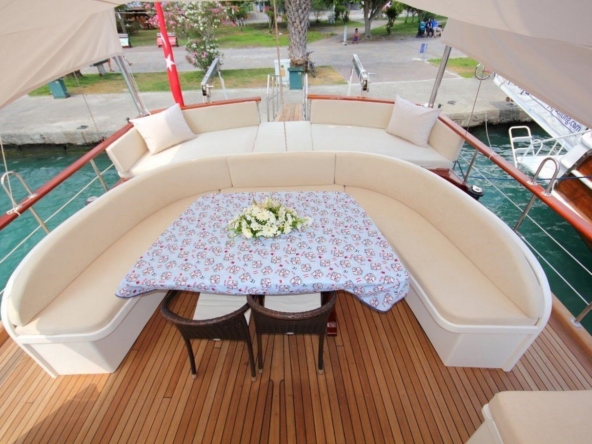 18 metre Perfect Life Gulet ile Göcek, Fethiye ve Marmaris koylarında unutulmaz mavi tur. 6 kişilik konforlu kabinler ve profesyonel mürettebat.