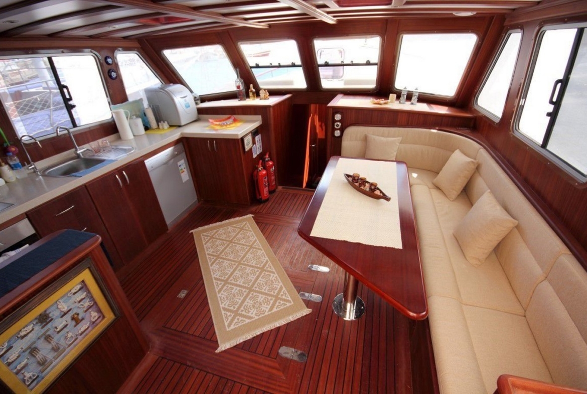 18 metre Perfect Life Gulet ile Göcek, Fethiye ve Marmaris koylarında unutulmaz mavi tur. 6 kişilik konforlu kabinler ve profesyonel mürettebat.