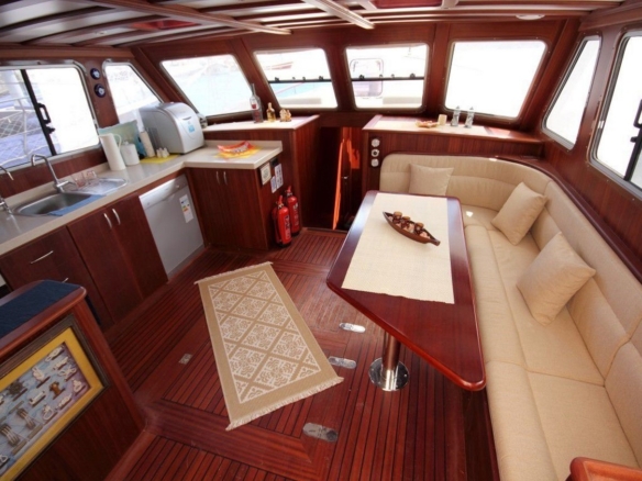 18 metre Perfect Life Gulet ile Göcek, Fethiye ve Marmaris koylarında unutulmaz mavi tur. 6 kişilik konforlu kabinler ve profesyonel mürettebat.