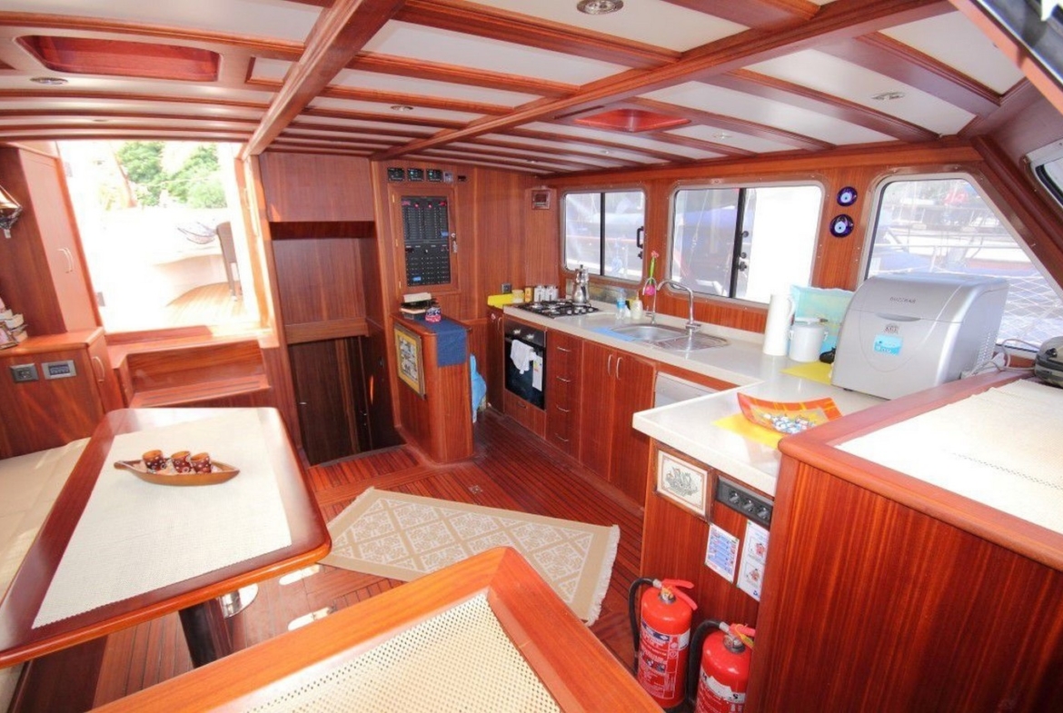 18 metre Perfect Life Gulet ile Göcek, Fethiye ve Marmaris koylarında unutulmaz mavi tur. 6 kişilik konforlu kabinler ve profesyonel mürettebat.