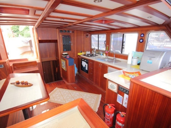 18 metre Perfect Life Gulet ile Göcek, Fethiye ve Marmaris koylarında unutulmaz mavi tur. 6 kişilik konforlu kabinler ve profesyonel mürettebat.