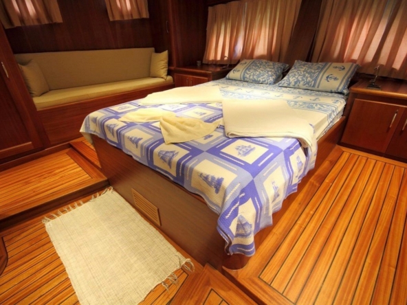 18 metre Perfect Life Gulet ile Göcek, Fethiye ve Marmaris koylarında unutulmaz mavi tur. 6 kişilik konforlu kabinler ve profesyonel mürettebat.