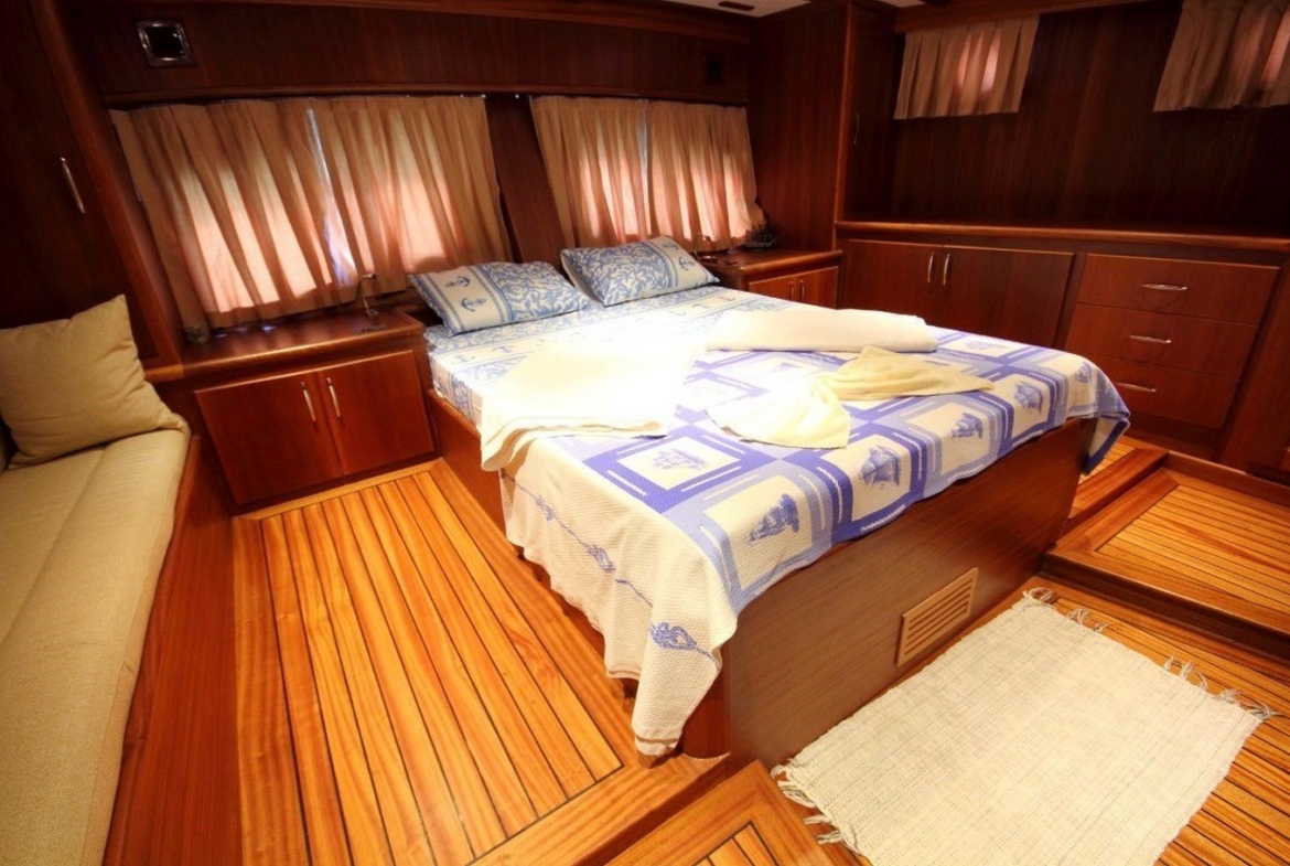 18 metre Perfect Life Gulet ile Göcek, Fethiye ve Marmaris koylarında unutulmaz mavi tur. 6 kişilik konforlu kabinler ve profesyonel mürettebat.