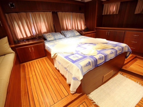 18 metre Perfect Life Gulet ile Göcek, Fethiye ve Marmaris koylarında unutulmaz mavi tur. 6 kişilik konforlu kabinler ve profesyonel mürettebat.