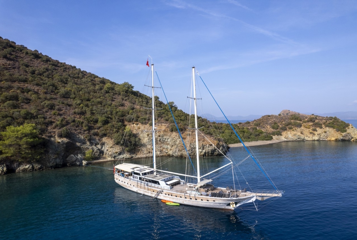 Princess Lila Gulet ile Bodrum çıkışlı lüks mavi yolculuk. 8 kabin, 16 kişi kapasite, geniş salon ve su sporları ile unutulmaz tatil.