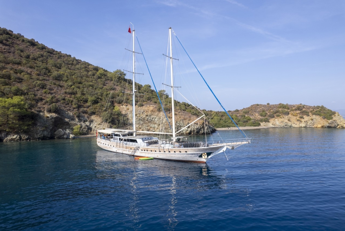 Princess Lila Gulet ile Bodrum çıkışlı lüks mavi yolculuk. 8 kabin, 16 kişi kapasite, geniş salon ve su sporları ile unutulmaz tatil.