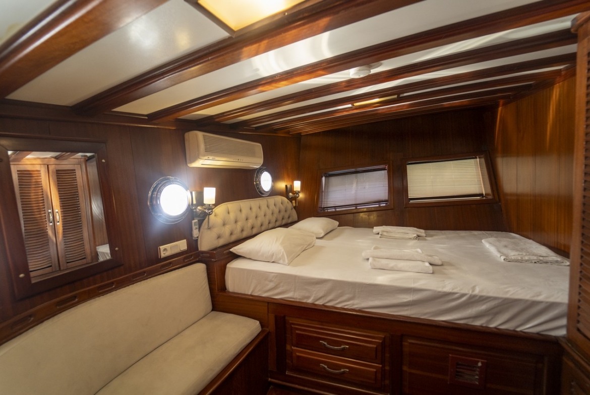 Princess Lila Gulet ile Bodrum çıkışlı lüks mavi yolculuk. 8 kabin, 16 kişi kapasite, geniş salon ve su sporları ile unutulmaz tatil.