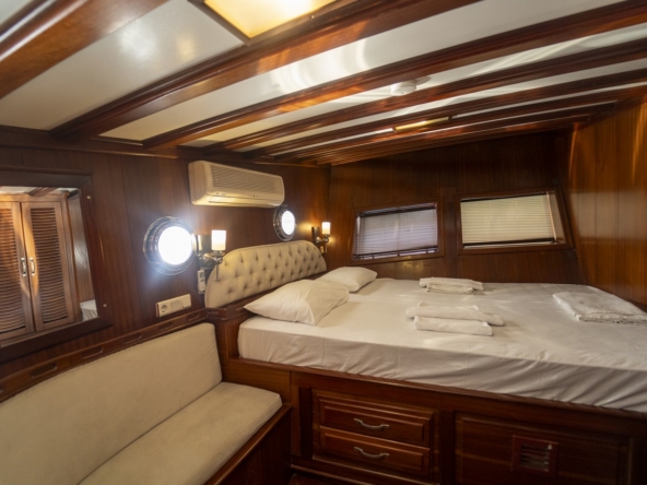 Princess Lila Gulet ile Bodrum çıkışlı lüks mavi yolculuk. 8 kabin, 16 kişi kapasite, geniş salon ve su sporları ile unutulmaz tatil.