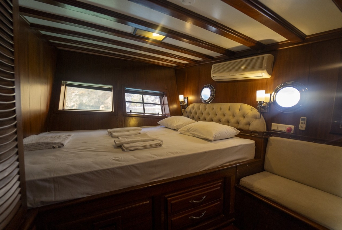 Princess Lila Gulet ile Bodrum çıkışlı lüks mavi yolculuk. 8 kabin, 16 kişi kapasite, geniş salon ve su sporları ile unutulmaz tatil.