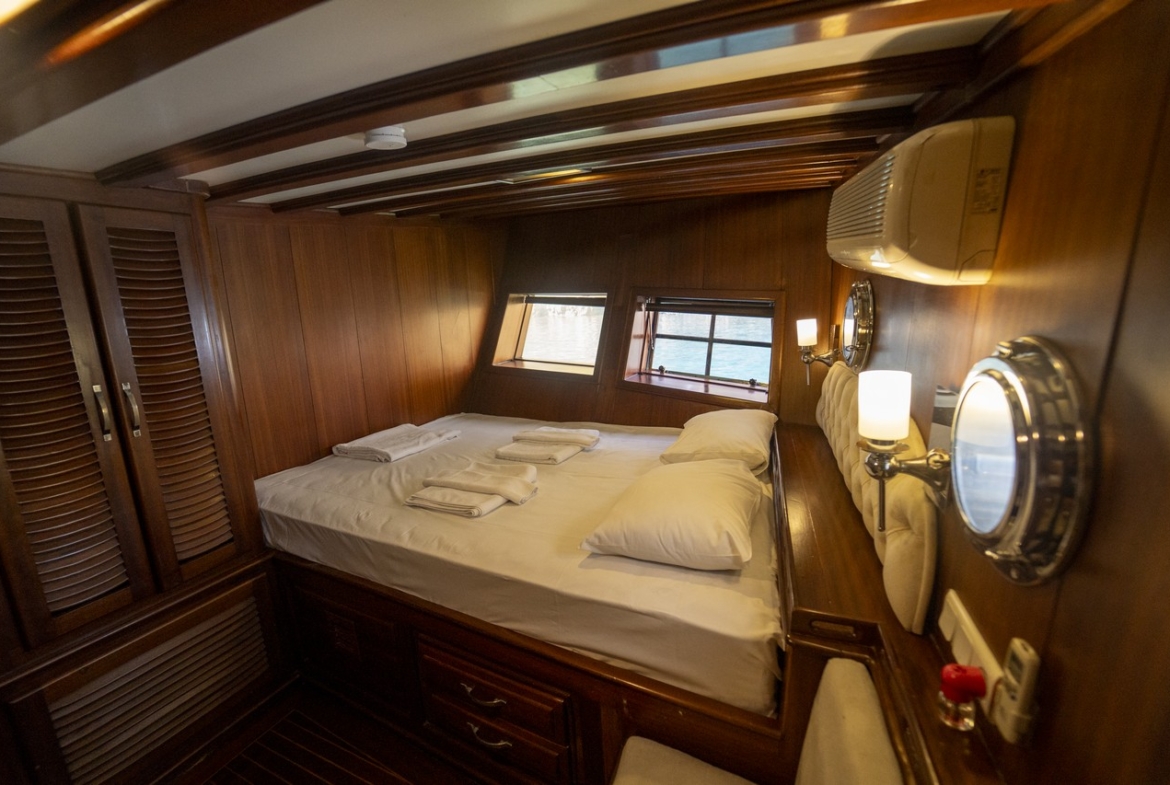 Princess Lila Gulet ile Bodrum çıkışlı lüks mavi yolculuk. 8 kabin, 16 kişi kapasite, geniş salon ve su sporları ile unutulmaz tatil.