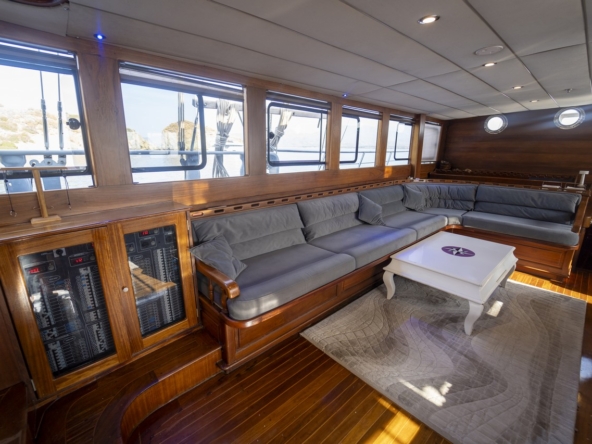 Princess Lila Gulet ile Bodrum çıkışlı lüks mavi yolculuk. 8 kabin, 16 kişi kapasite, geniş salon ve su sporları ile unutulmaz tatil.