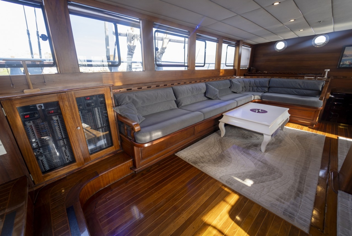 Princess Lila Gulet ile Bodrum çıkışlı lüks mavi yolculuk. 8 kabin, 16 kişi kapasite, geniş salon ve su sporları ile unutulmaz tatil.