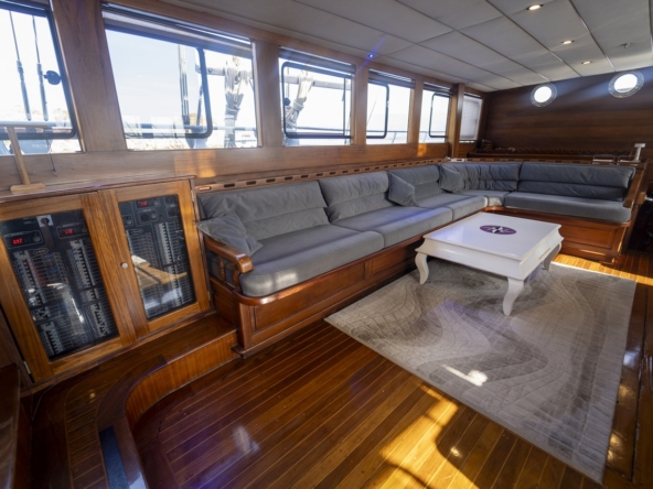 Princess Lila Gulet ile Bodrum çıkışlı lüks mavi yolculuk. 8 kabin, 16 kişi kapasite, geniş salon ve su sporları ile unutulmaz tatil.