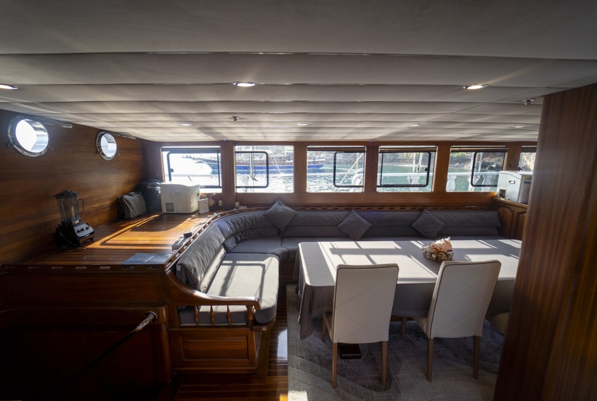 Princess Lila Gulet ile Bodrum çıkışlı lüks mavi yolculuk. 8 kabin, 16 kişi kapasite, geniş salon ve su sporları ile unutulmaz tatil.