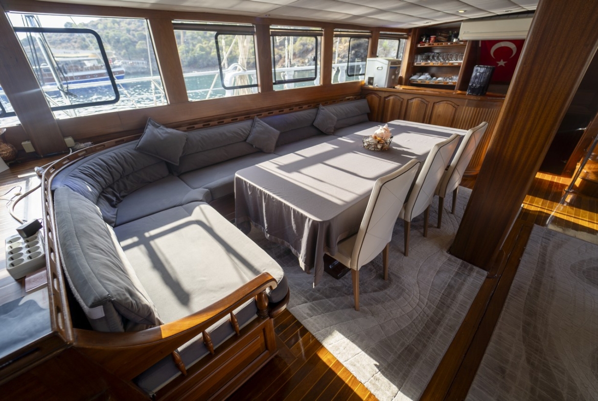 Princess Lila Gulet ile Bodrum çıkışlı lüks mavi yolculuk. 8 kabin, 16 kişi kapasite, geniş salon ve su sporları ile unutulmaz tatil.
